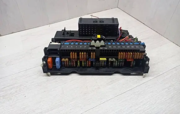 BMW X3 E83 Fuse module 18500000000 E3476M MR20040812