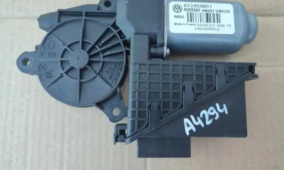 Volkswagen Polo IV 9N3 Front door window regulator motor 6Y2959801
