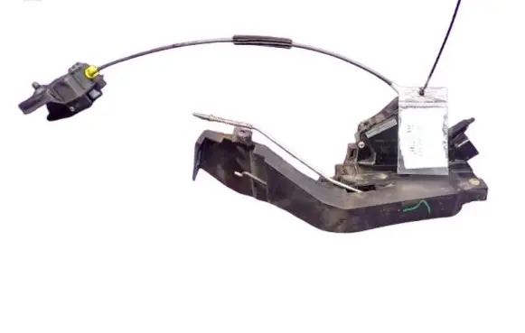 Ford Focus Front door lock 2s4aa21812cb