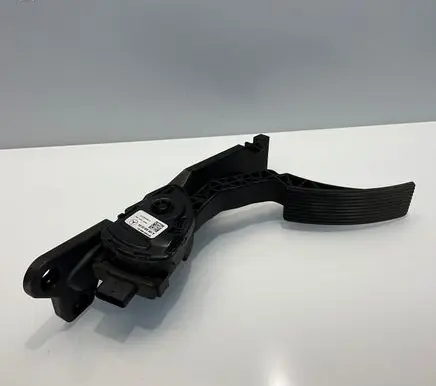 Accelerator throttle pedal