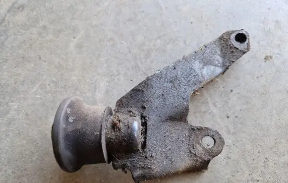 Volkswagen Golf I Engine mounting bracket 171199339 171199329F