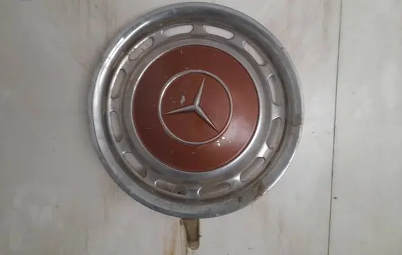 Mercedes-Benz 250 280 W108 R14 wheel hub/cap/trim A1.4