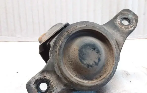 Subaru Legacy Engine mount bracket