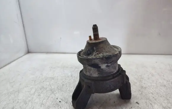 Engine mount bracket