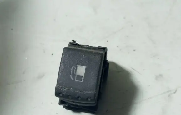 Volkswagen PASSAT B5.5 Fuel tank opening switch 1J0959833A