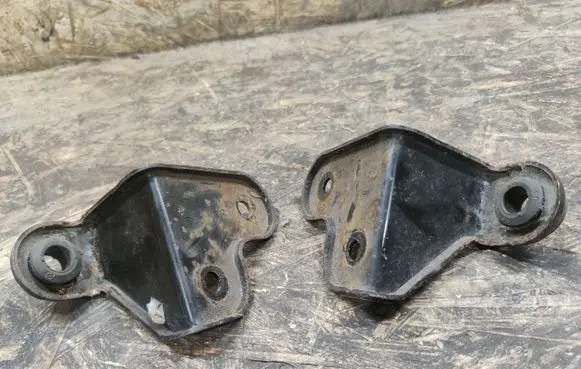 Radiator mount bracket