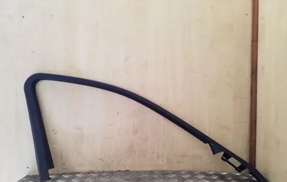 Mercedes-Benz C W204 Front door window/glass frame A2047250171