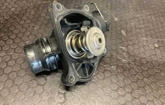 BMW 3 E46 Thermostat/thermostat housing 
