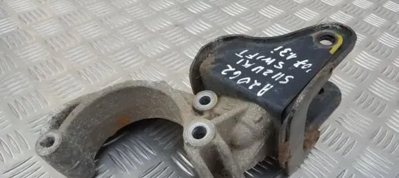 Engine mounting bracket