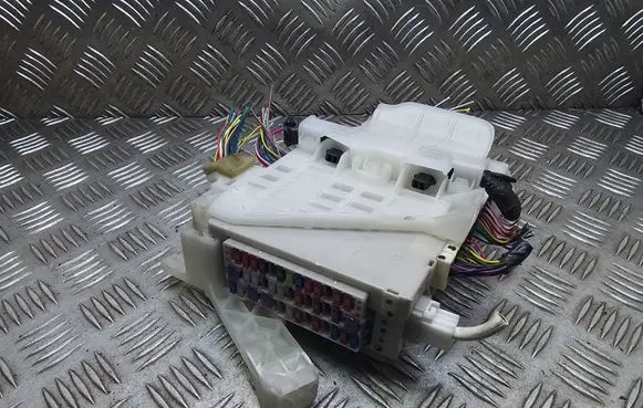 Toyota Prius (XW30) Fuse module 8273047450A 8273047450