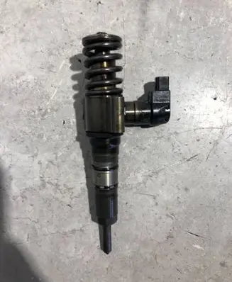 Volkswagen PASSAT B6 Fuel injector 03G130073T