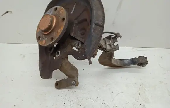 Volkswagen Golf V Rear wheel hub