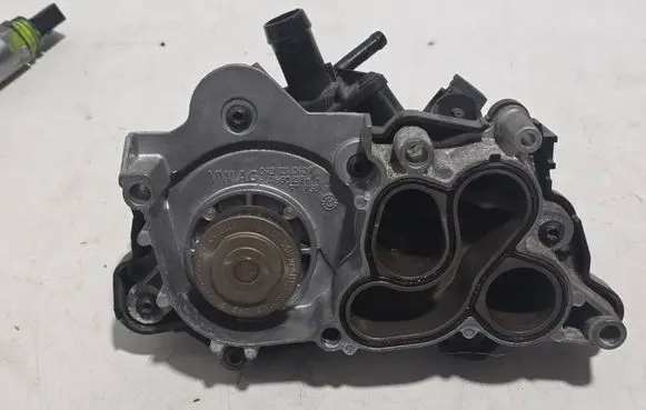 Volkswagen Polo V 6R Water pump 04E121042M 04E12111E
