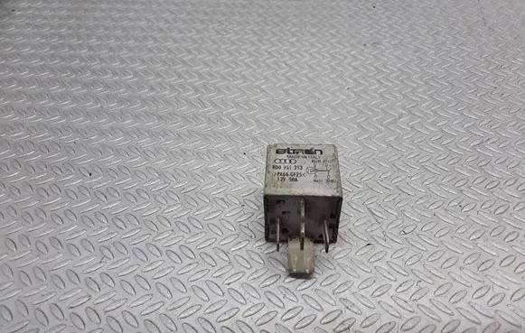 Volkswagen PASSAT B5 Other relay 8D0951253