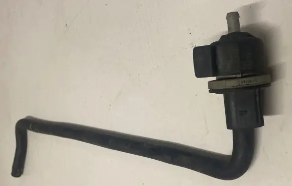 Volkswagen PASSAT B6 Vacuum valve 051133459A