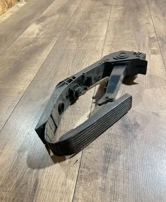 Mercedes-Benz E W211 Accelerator throttle pedal A2113000504