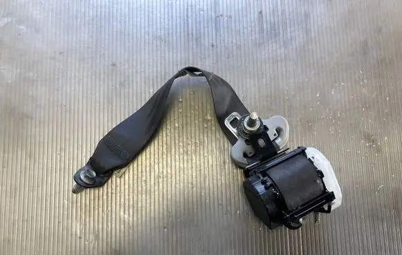 Rear seatbelt