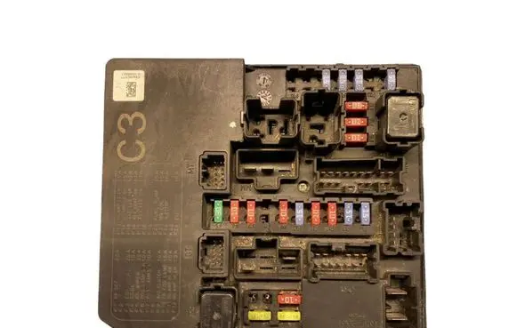 Nissan Juke I F15 Fuse module 284B71KJ0J 5S0KN01B7 8781006977