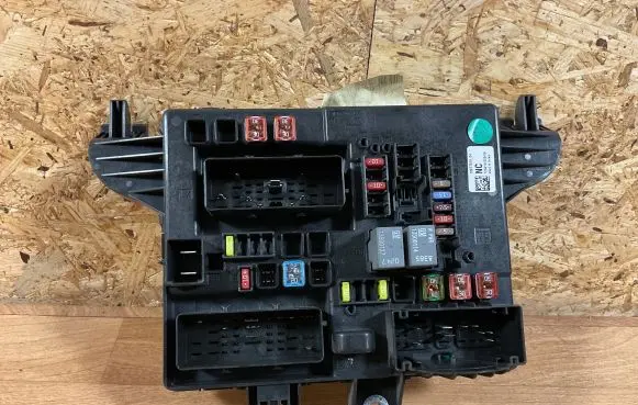 Opel Insignia A Fuse module 13277319