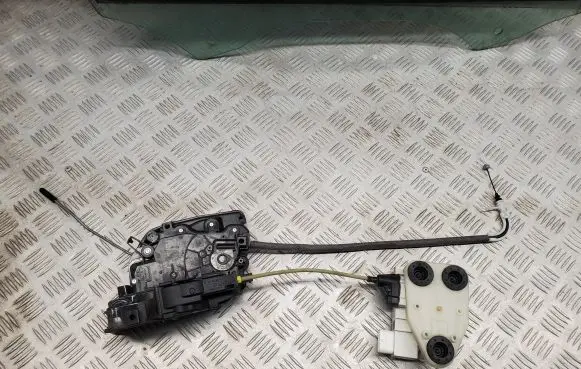 BMW X5 F15 Front door soft close latching motor 7281948 7323782