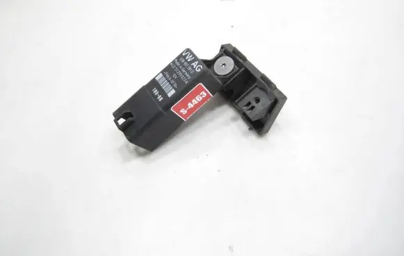 Volkswagen Golf V Glow plug pre-heat relay 038907281D 51299023A