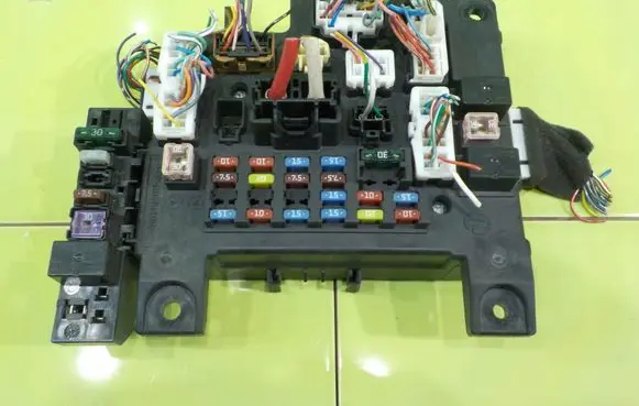 Peugeot 4007 Fuse box set 519344311 BEZPIECZNIKOW