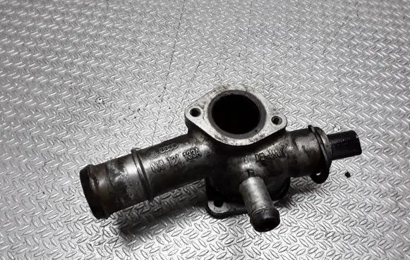 Volkswagen PASSAT B5.5 Engine coolant pipe/hose 038121133A