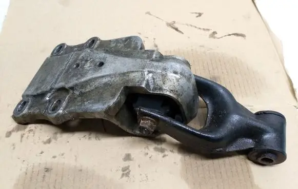 Opel Sintra Engine mount bracket