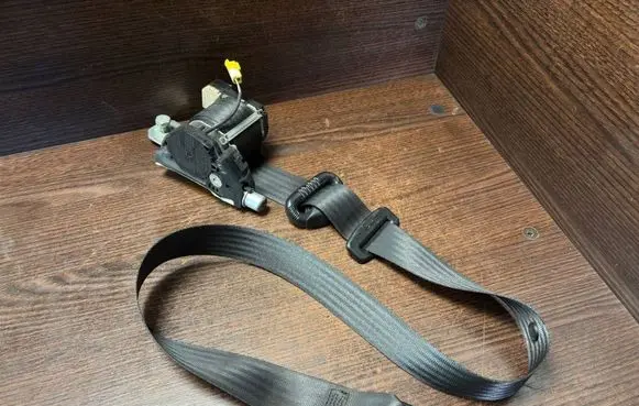 Iveco Daily 4th gen Front seatbelt 33017280A1 048006