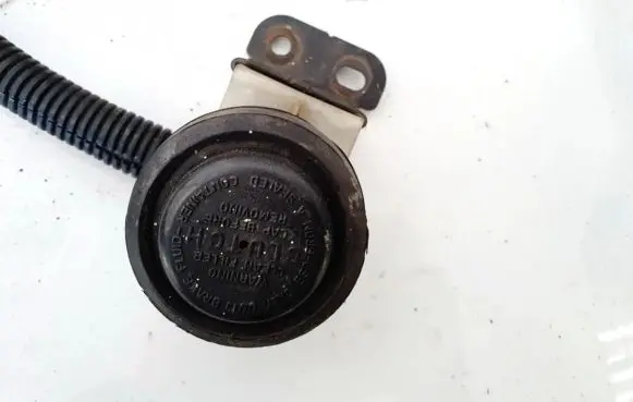 Brake fluid reservoir