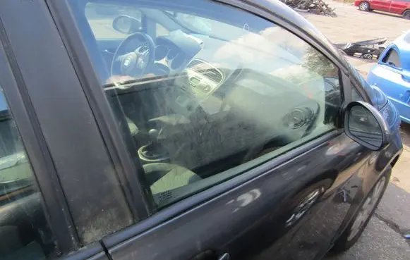 Seat Altea XL Front door window glass four-door 