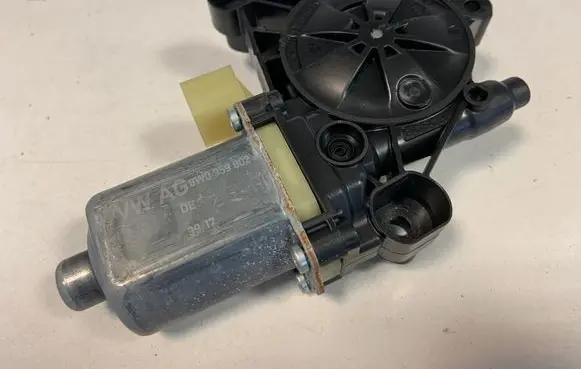 Audi A5 Front door window regulator motor 8W0959802
