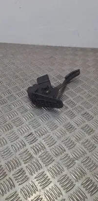 Accelerator throttle pedal
