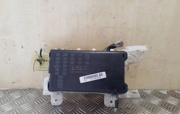 Toyota Corolla E120 E130 Fuse module 8264102060 MB2323008531