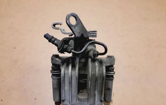 Volkswagen Jetta VI Rear brake caliper