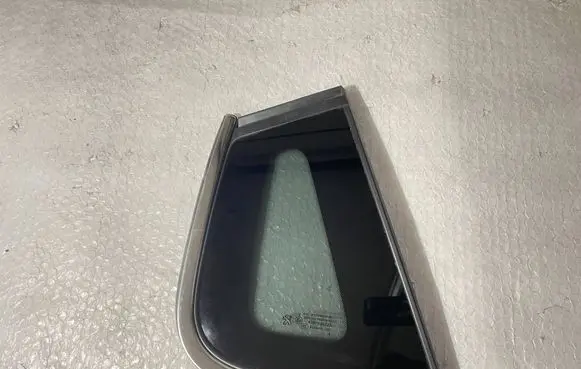 Peugeot 2008 I Rear vent window glass 9800983780 9802557380 DOT24M101AS3
