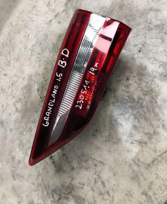 Opel Grandland X Tailgate rear/tail lights 81670201