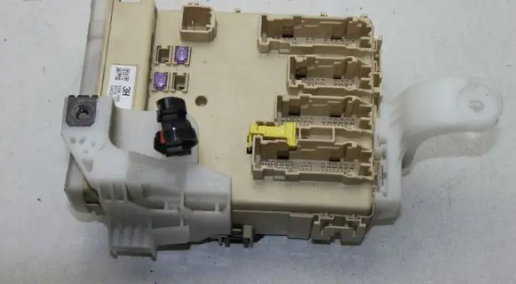 Toyota Auris E180 Fuse module 8273012X70A