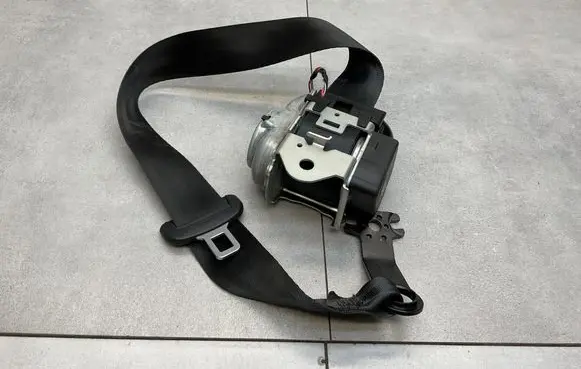Volkswagen PASSAT B8 Rear seatbelt 