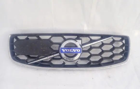 Volvo XC70 Front bumper upper radiator grill