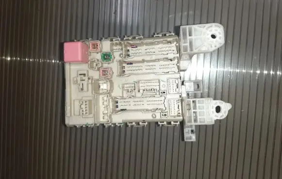 Toyota Avensis T270 Fuse module 8273005150B