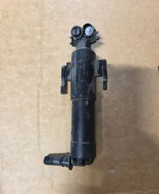 BMW 7 G11 G12 Headlight washer spray nozzle 7357353
