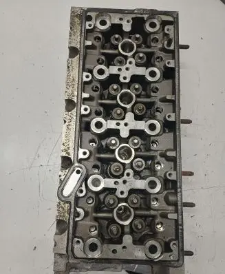 Volkswagen PASSAT B8 Engine head 04L103373E