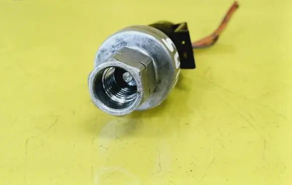 Suzuki Swift I Air conditioning (A/C) pressure sensor 9131721