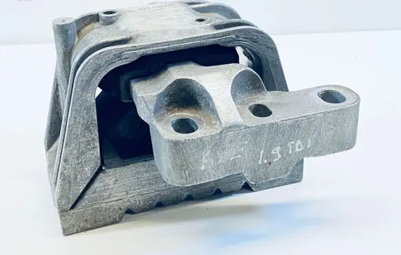 Volkswagen PASSAT B6 Engine mount bracket 1K0199262BA