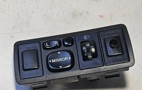 Toyota Avensis T250 Wing mirror switch 183575