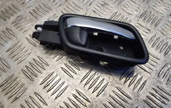 Honda CR-V Front door interior handle 