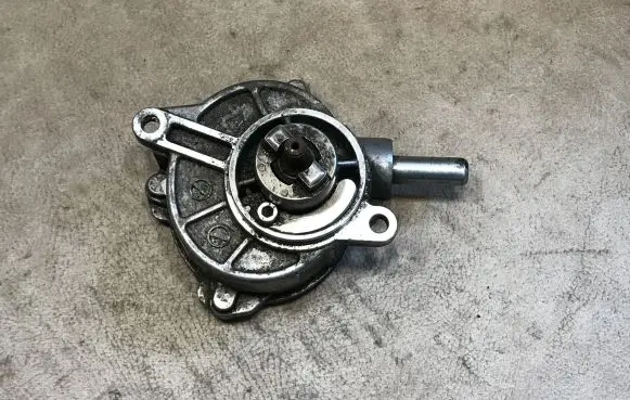 Mercedes-Benz C W204 Vacuum pump 1231052