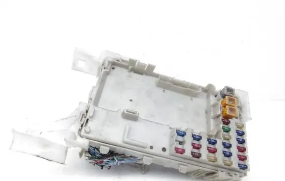 Toyota Corolla E120 E130 Fuse module 0470 042B12