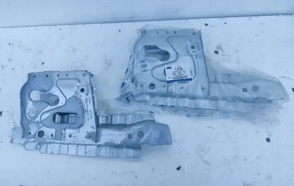 Ford C-MAX II Fender mounting bracket